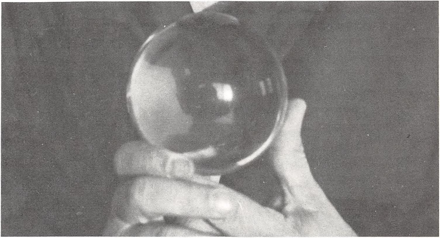 El Dr. Rampa con su bola de cristal